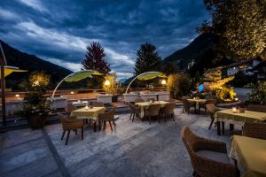 Tennisferien-Italien-Quellenhof-Luxury-Resort-Outside-Restaurant