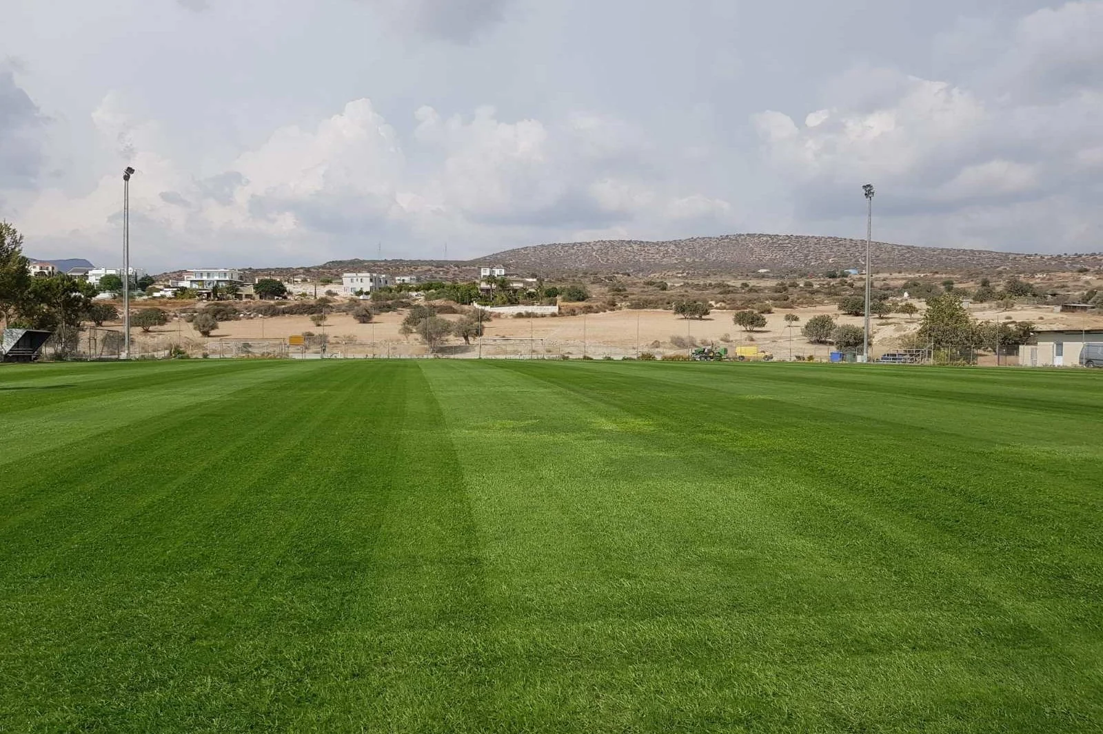 Terrain de football Germasoyia, Chypre, avec gazon naturel, près de la mer