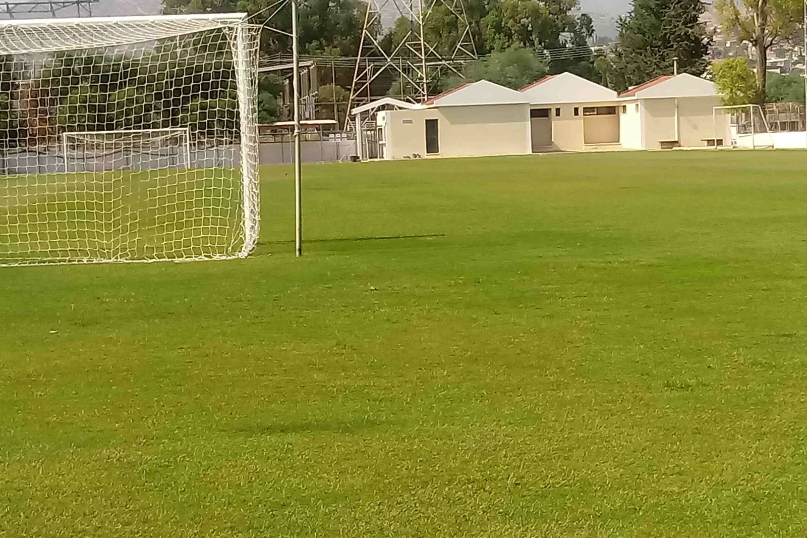 Terrain de football Germasoyia, Chypre, avec gazon naturel, près de la mer