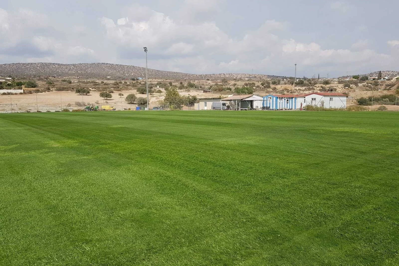 Terrain de football Germasoyia, Chypre, avec gazon naturel, près de la mer