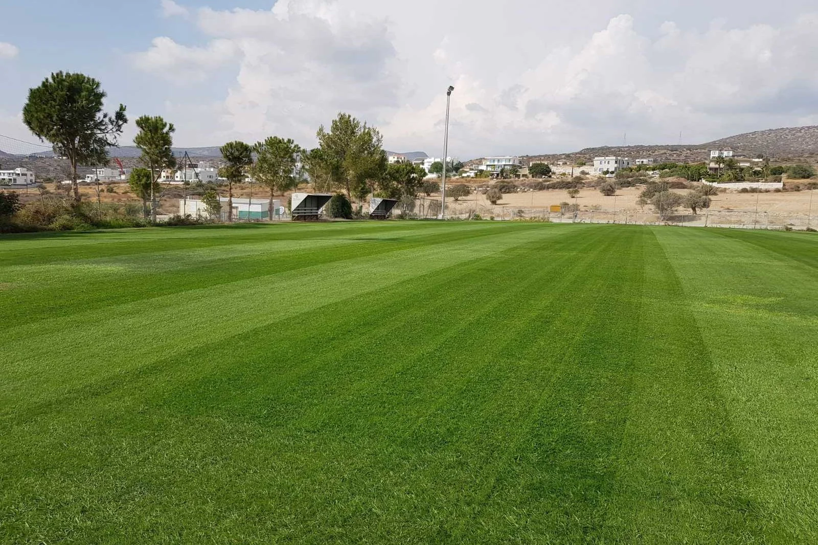 Terrain de football Germasoyia, Chypre, avec gazon naturel, près de la mer