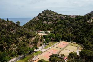 Tennis-holidays-Spain-mainland-Zel-Costa-Brava-tennis-courts-scaled